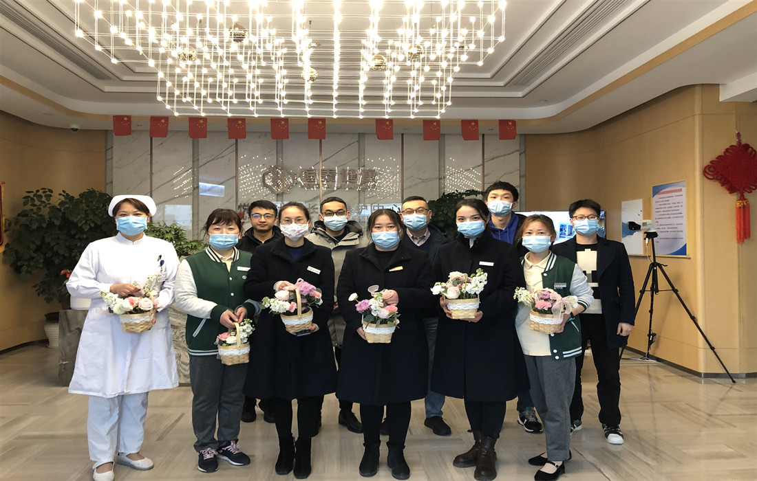 3月8日,恒泰健康工会会员代表们向悦居坚守一线女职工送花_副本.jpg 3月8日,恒泰健康工会会员代表们向悦居坚守一线女职工送花_副本.jpg