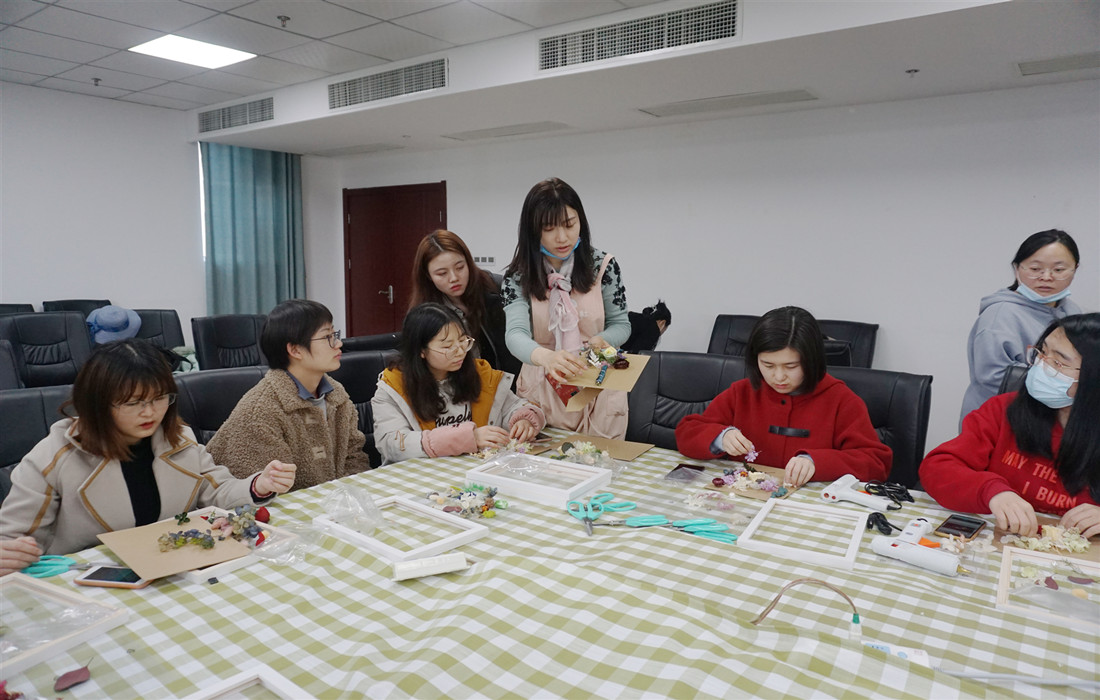 老师指导制作2_副本.jpg 老师指导制作2_副本.jpg