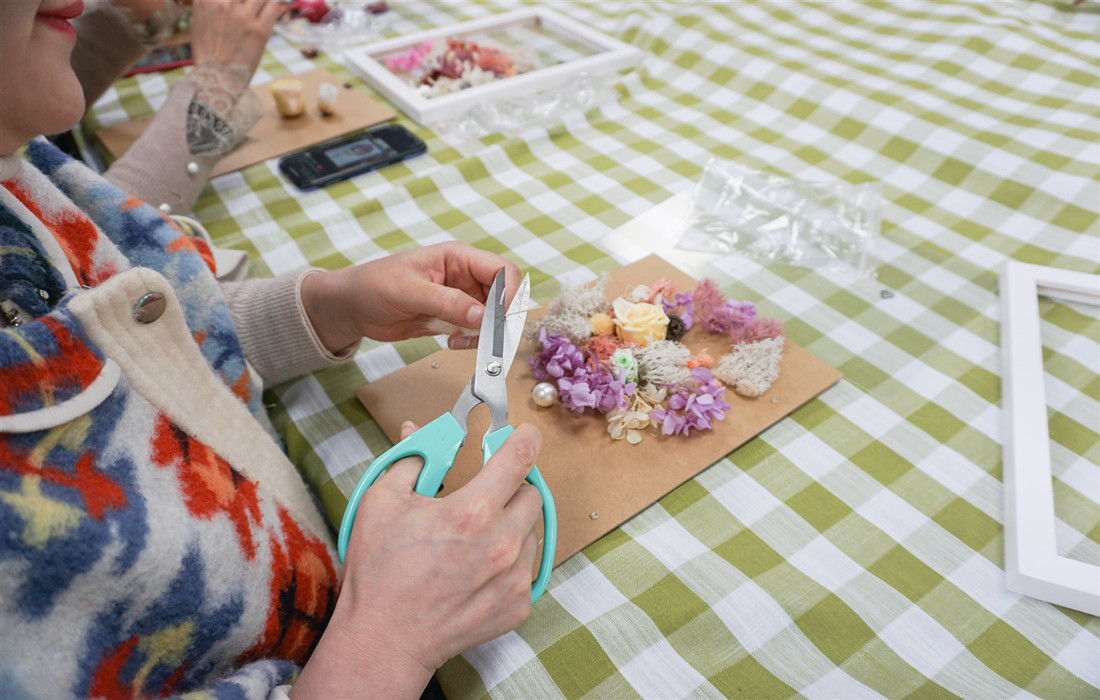 女职工正在认真创作作品_副本.jpg 女职工正在认真创作作品_副本.jpg