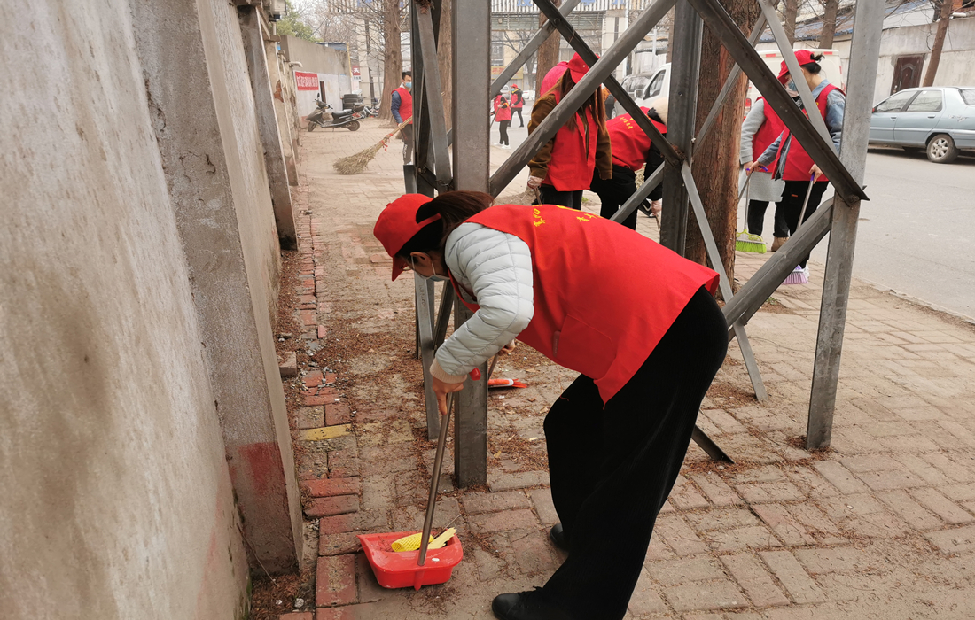 2.文明进社区--打扫卫生.jpg 2.文明进社区--打扫卫生.jpg