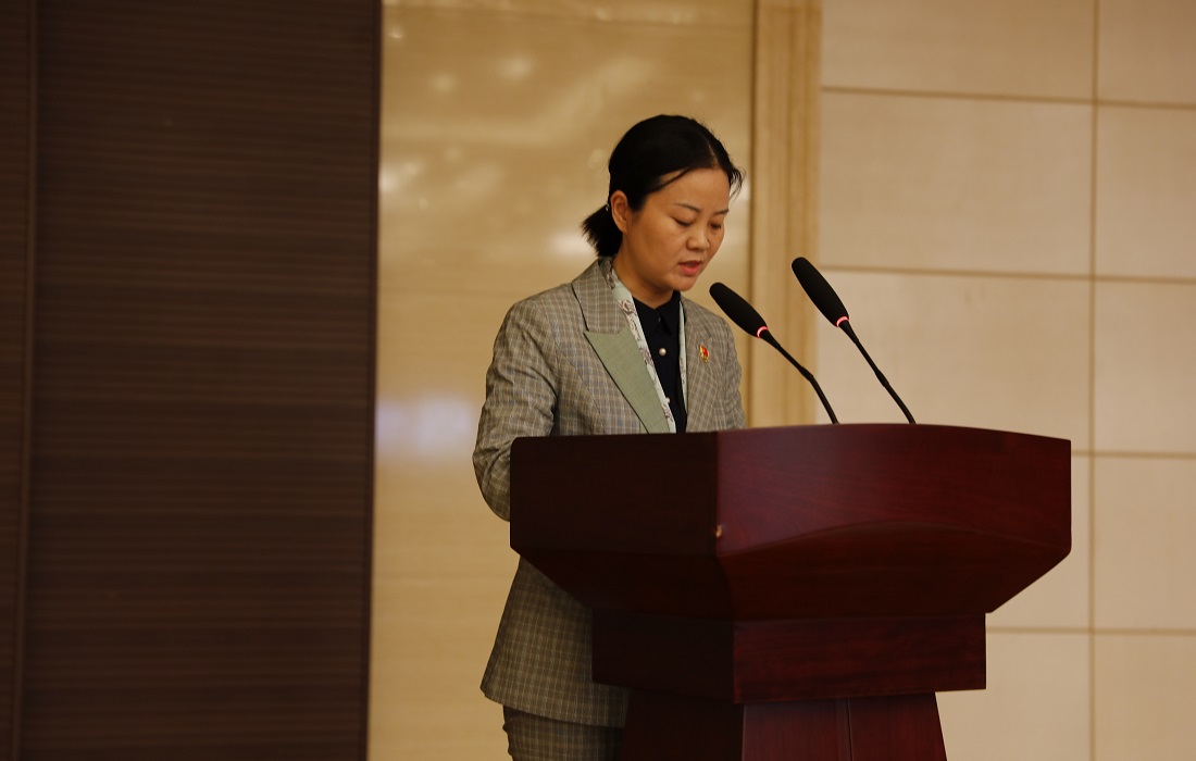 2.主持人,襄阳路桥总经理李艳飞.jpg 2.主持人,襄阳路桥总经理李艳飞.jpg