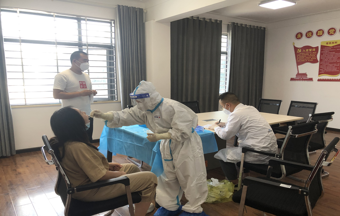 办公区开展核酸检测 (2).jpg
