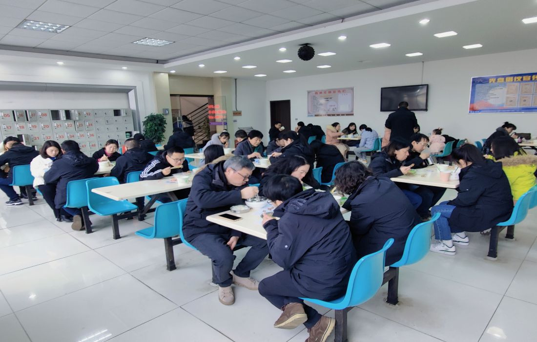 员工家属在食堂共进午餐.jpg