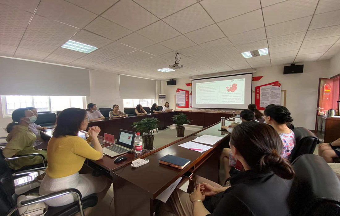 主讲人讲解健康知识.jpg 主讲人讲解健康知识.jpg