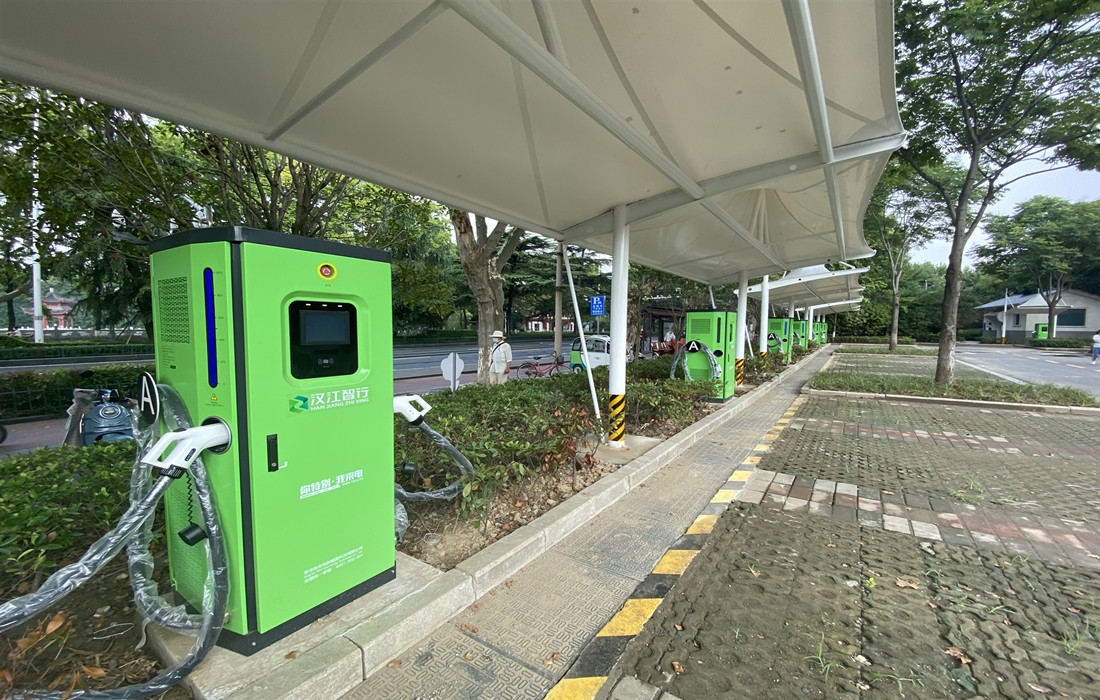 襄阳公园生态停车场充电桩.jpg 襄阳公园生态停车场充电桩.jpg