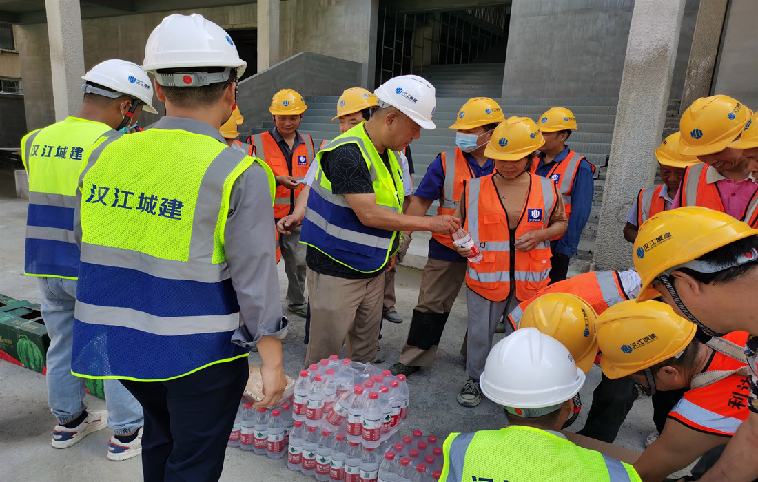 资产公司一行为施工人员送去西瓜、矿泉水等清凉解暑物资.jpg