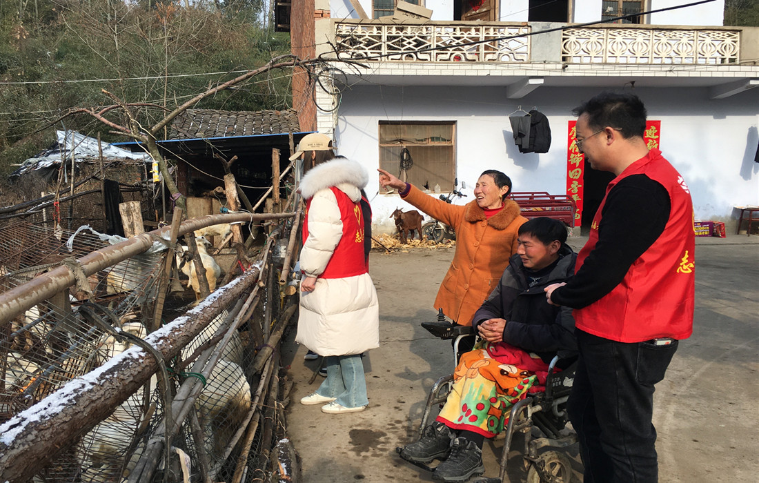 图片3:在小河村慰问困难群众.jpg 图片3:在小河村慰问困难群众.jpg