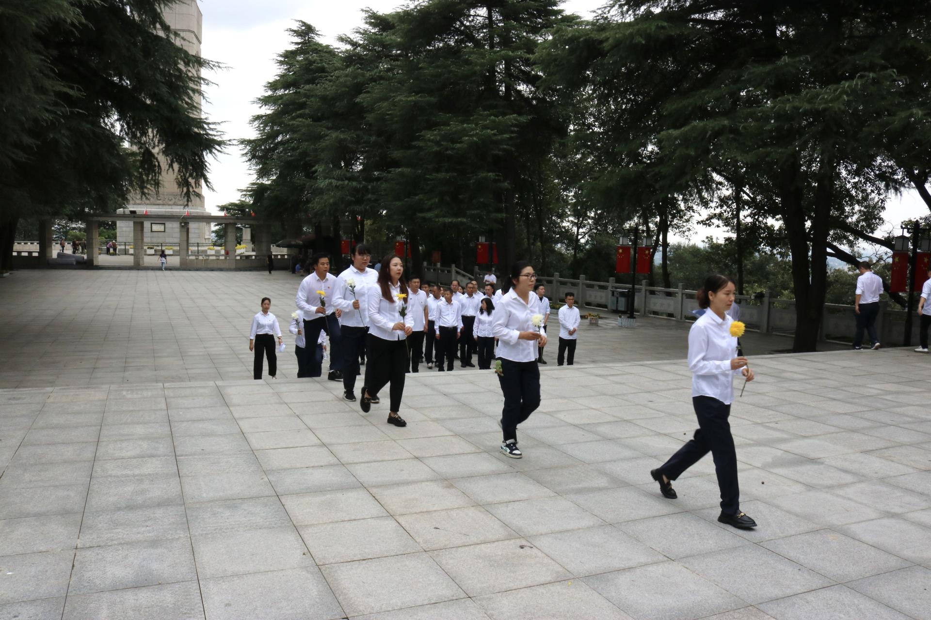 祭扫烈士墓2.jpg 祭扫烈士墓2.jpg