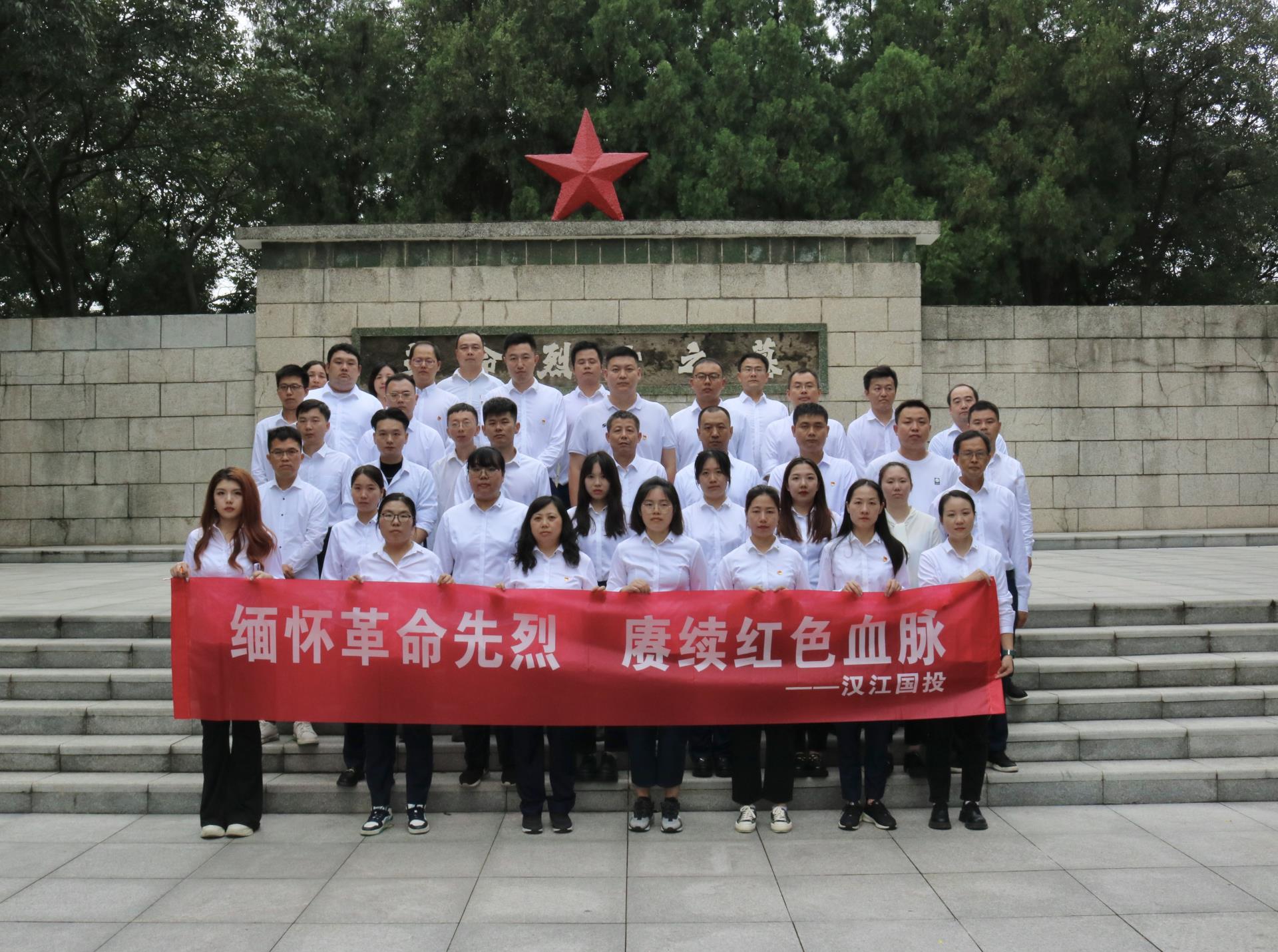 祭扫烈士墓1.jpg 祭扫烈士墓1.jpg