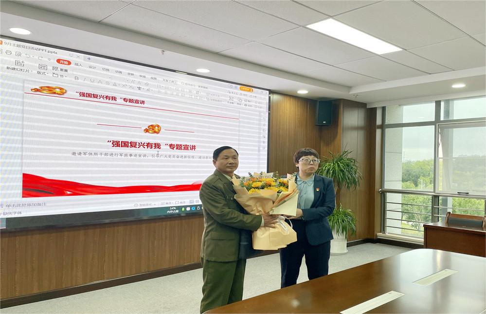 为军休所退休干部吴益周同志献上鲜花_副本_副本.jpg 为军休所退休干部吴益周同志献上鲜花_副本_副本.jpg