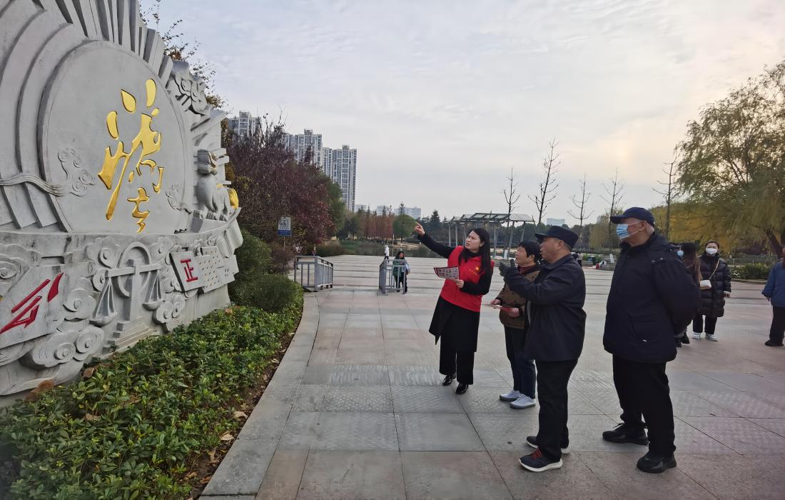 附件1：2023年12月1日，房投公司风险合规部员工在紫贞公园法治广场为市民讲解宪法.jpg
