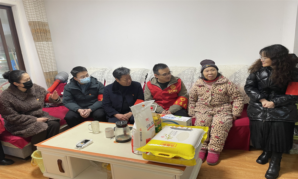 爱心慰问1.jpg 爱心慰问1.jpg