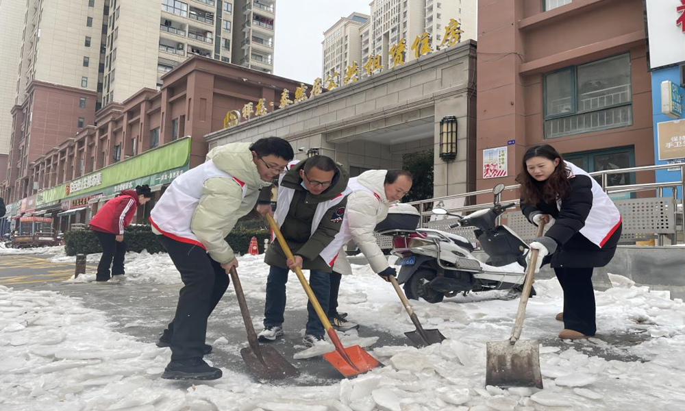 2024年2月23日，房投公司党员及志愿者代表在祥龙泰然居公租房小区清理积雪(1).jpg