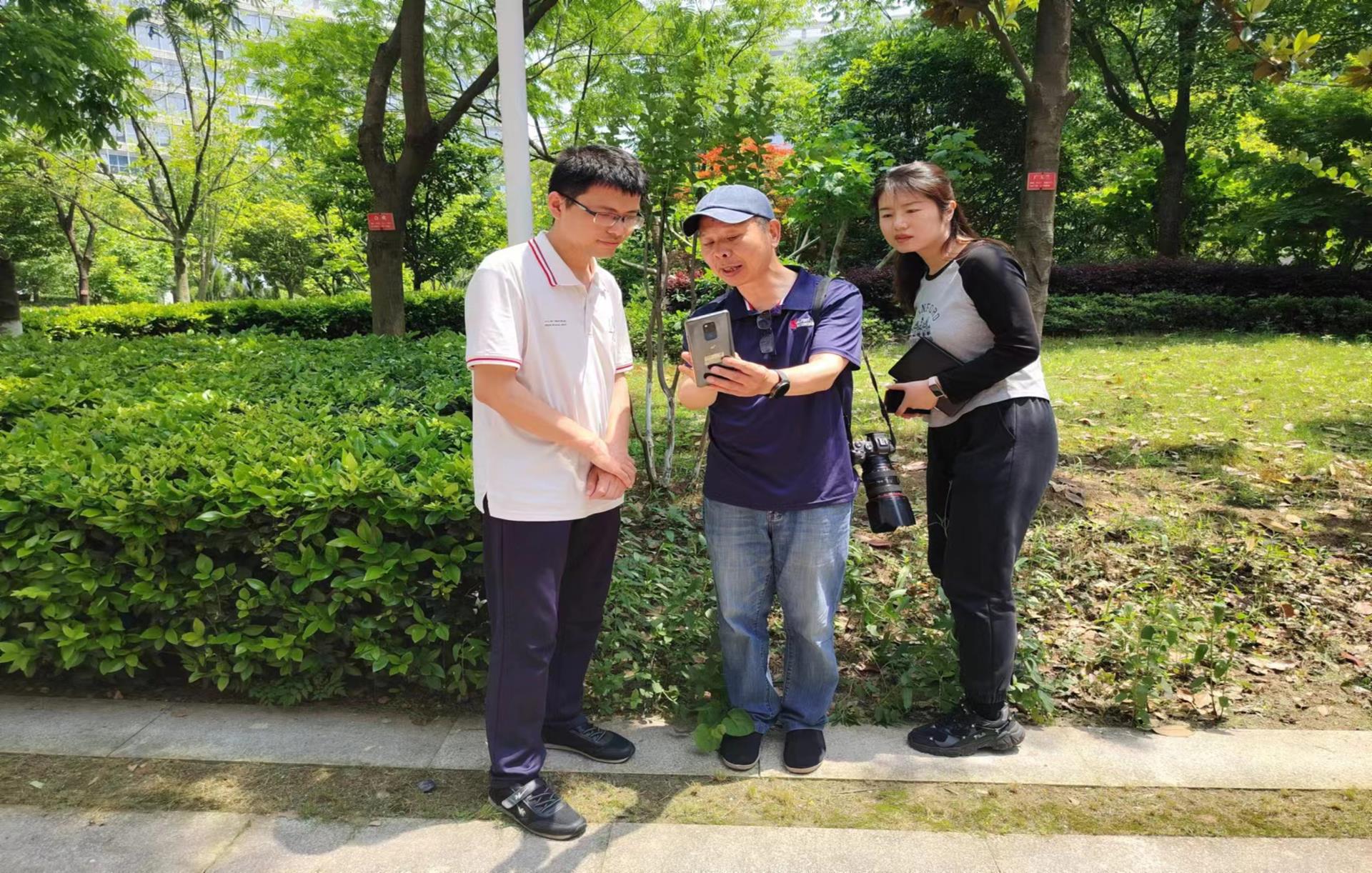 5月8日,房投公司举办新闻摄影技巧专题培训照片3-户外实操.jpg 5月8日,房投公司举办新闻摄影技巧专题培训照片3-户外实操.jpg