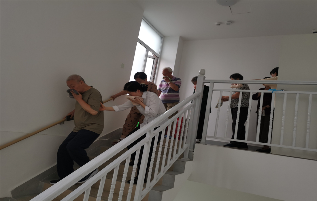 以练筑防 守护老有所安——恒泰健康养老机构开展消防演练活动(4).jpg 以练筑防 守护老有所安——恒泰健康养老机构开展消防演练活动(4).jpg
