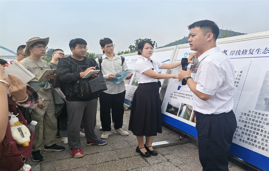图片1.向师生讲解凤林古渡生态公园.jpg