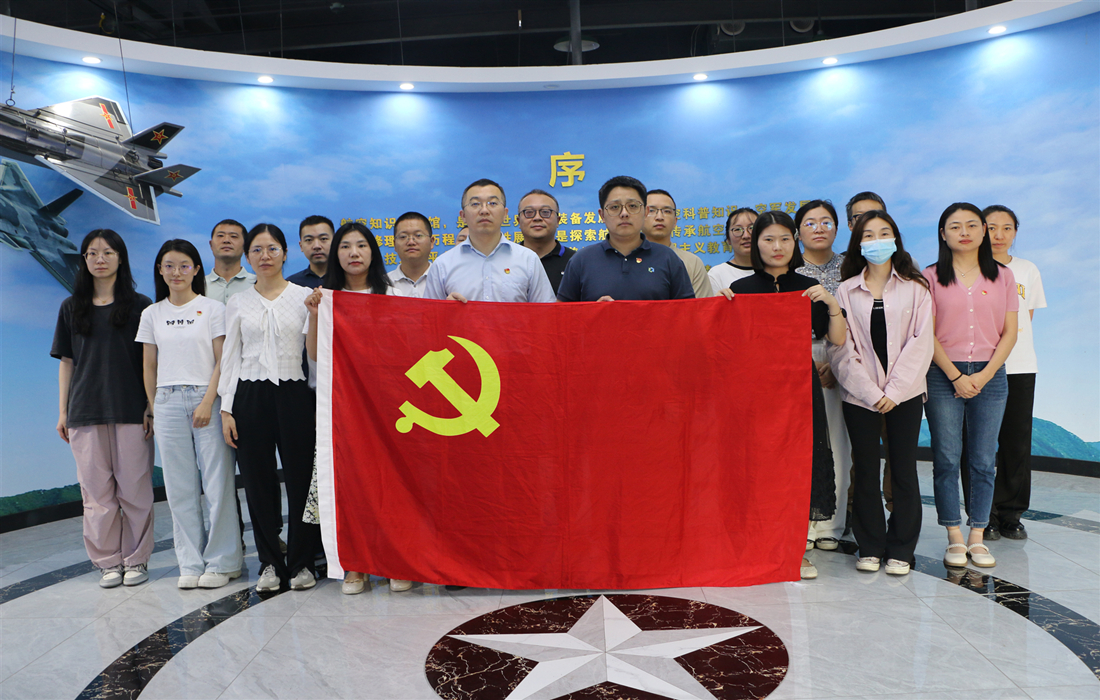 图为:参观航空知识培训馆.jpg 图为:参观航空知识培训馆.jpg