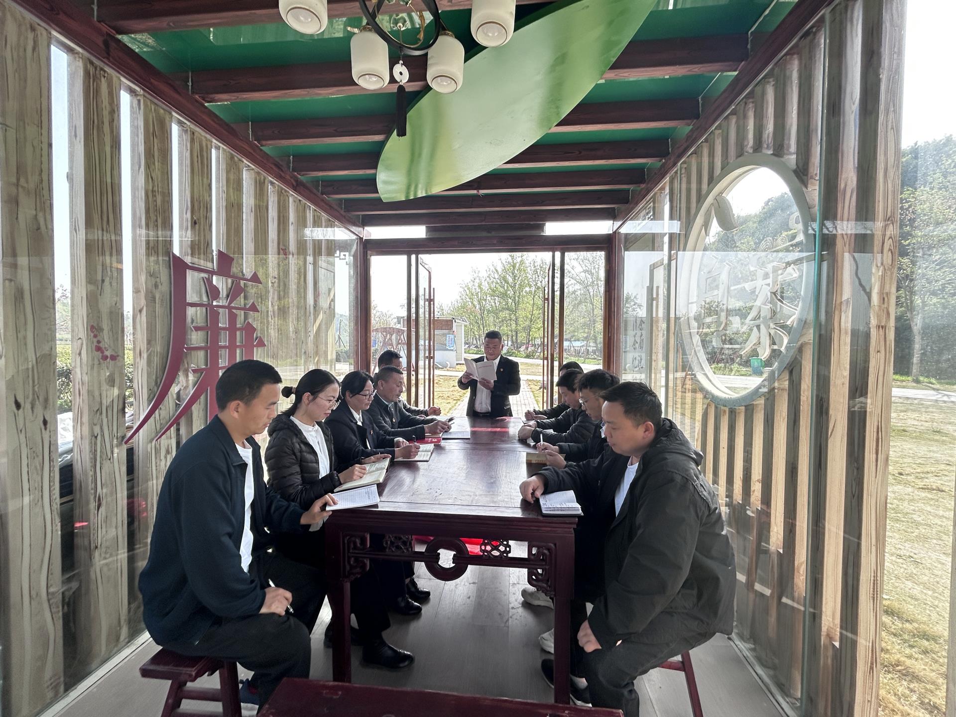 图为新材料公司全体员工在茶廉文化基地集中学习廉文化.jpg 图为新材料公司全体员工在茶廉文化基地集中学习廉文化.jpg