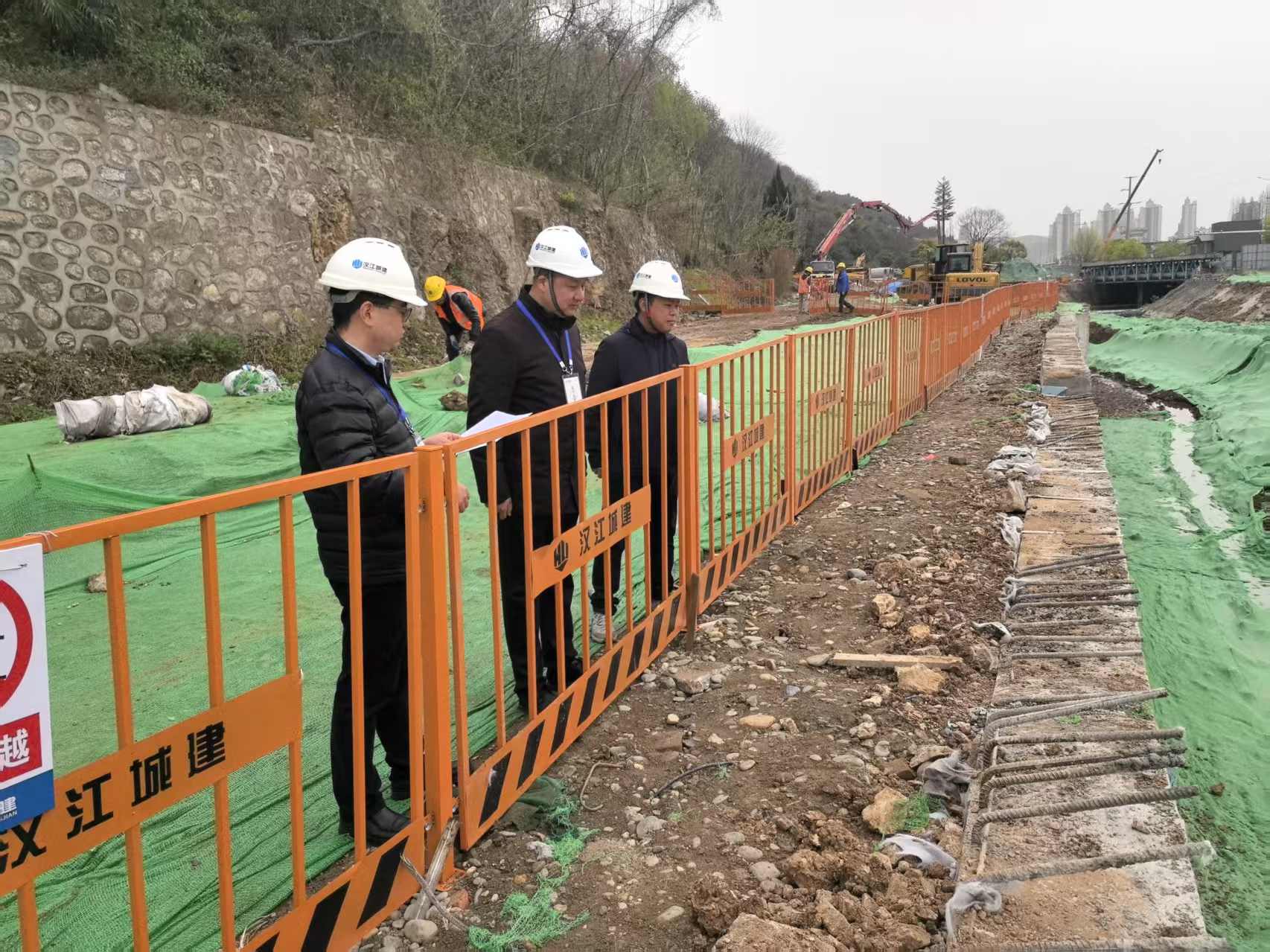 图为汉江城建巡检组对项目存在问题整改情况回头看.jpg 图为汉江城建巡检组对项目存在问题整改情况回头看.jpg