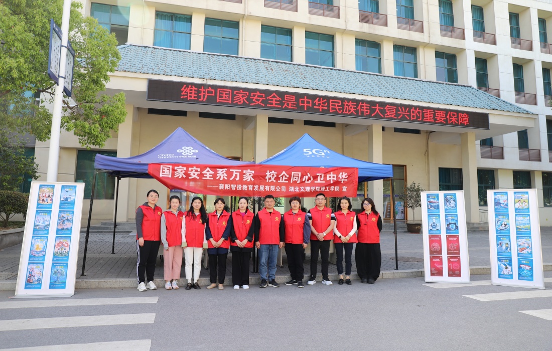 活动现场志愿者合照_副本.jpg 活动现场志愿者合照_副本.jpg