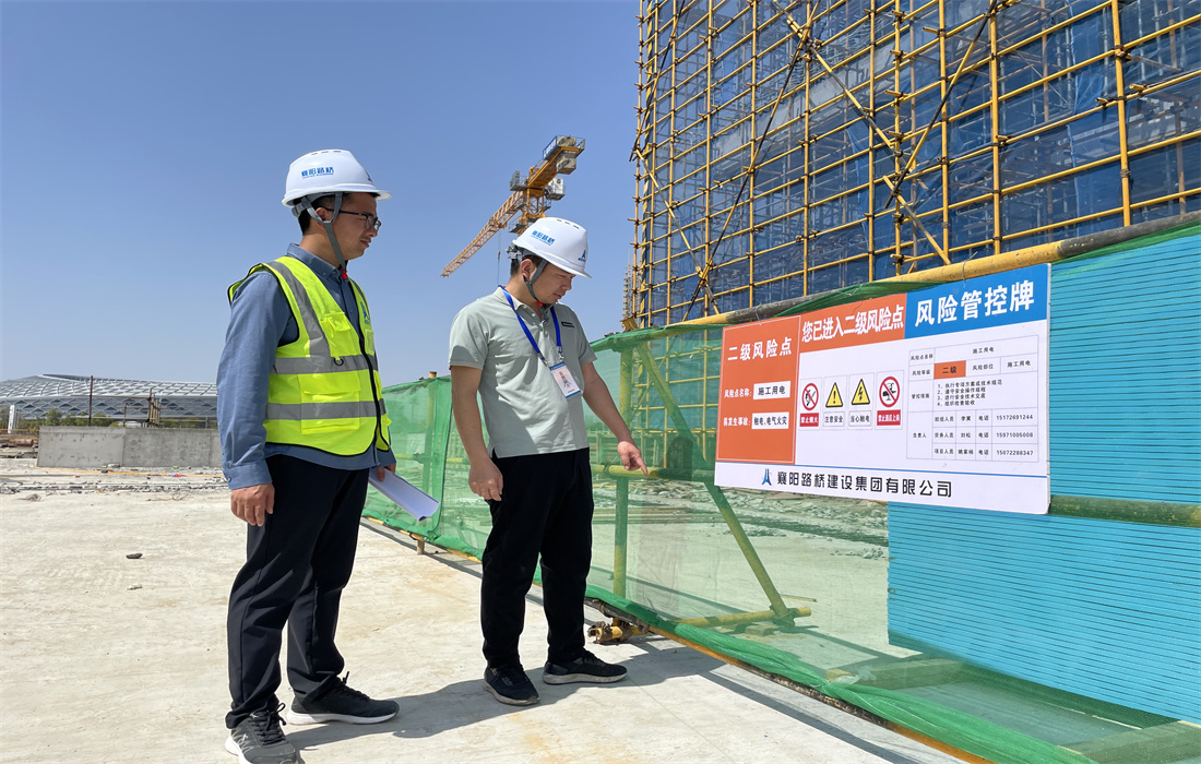 图为纪检监督员联合安全管理部开展节前安全检查。.jpg 图为纪检监督员联合安全管理部开展节前安全检查。.jpg