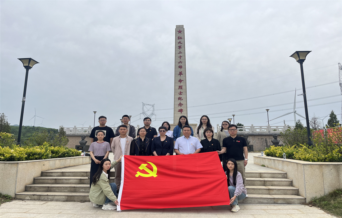 4月29日，襄投置业本部党员赴向湾村开展红色教育实践活动 (3).jpg