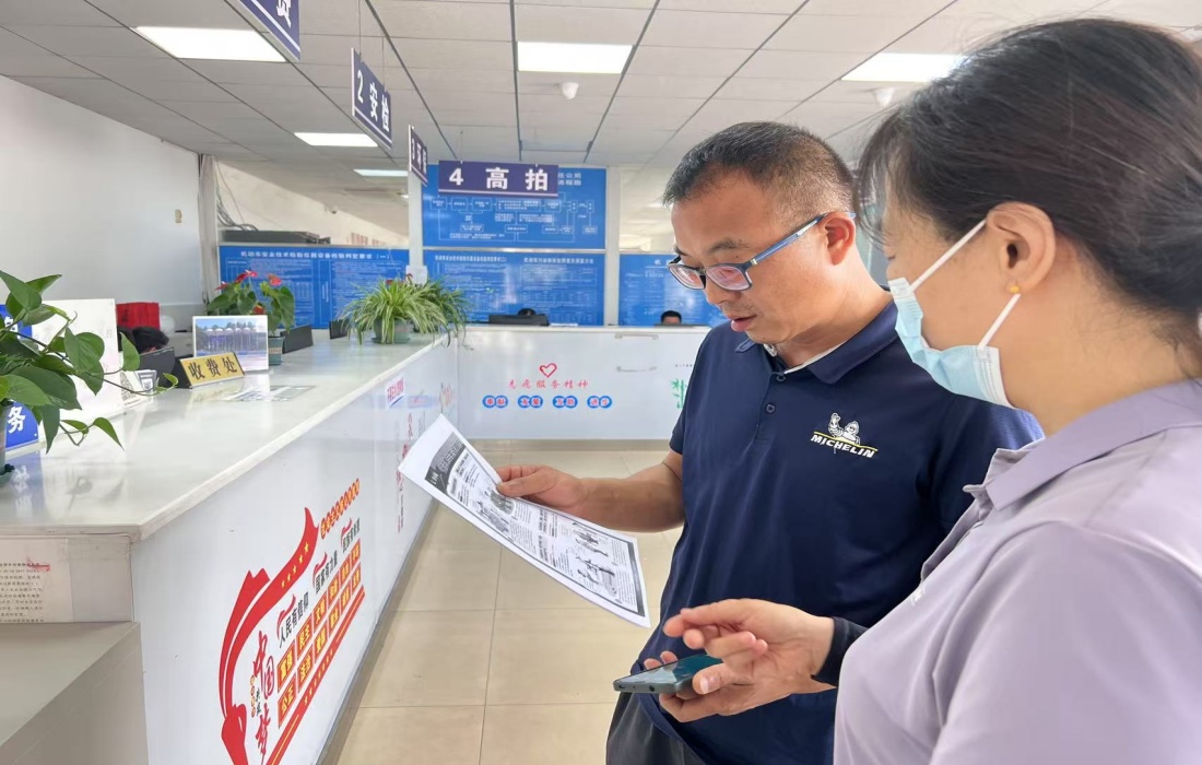 图为宣传人员在业务大厅宣传民法典2_副本.jpg 图为宣传人员在业务大厅宣传民法典2_副本.jpg