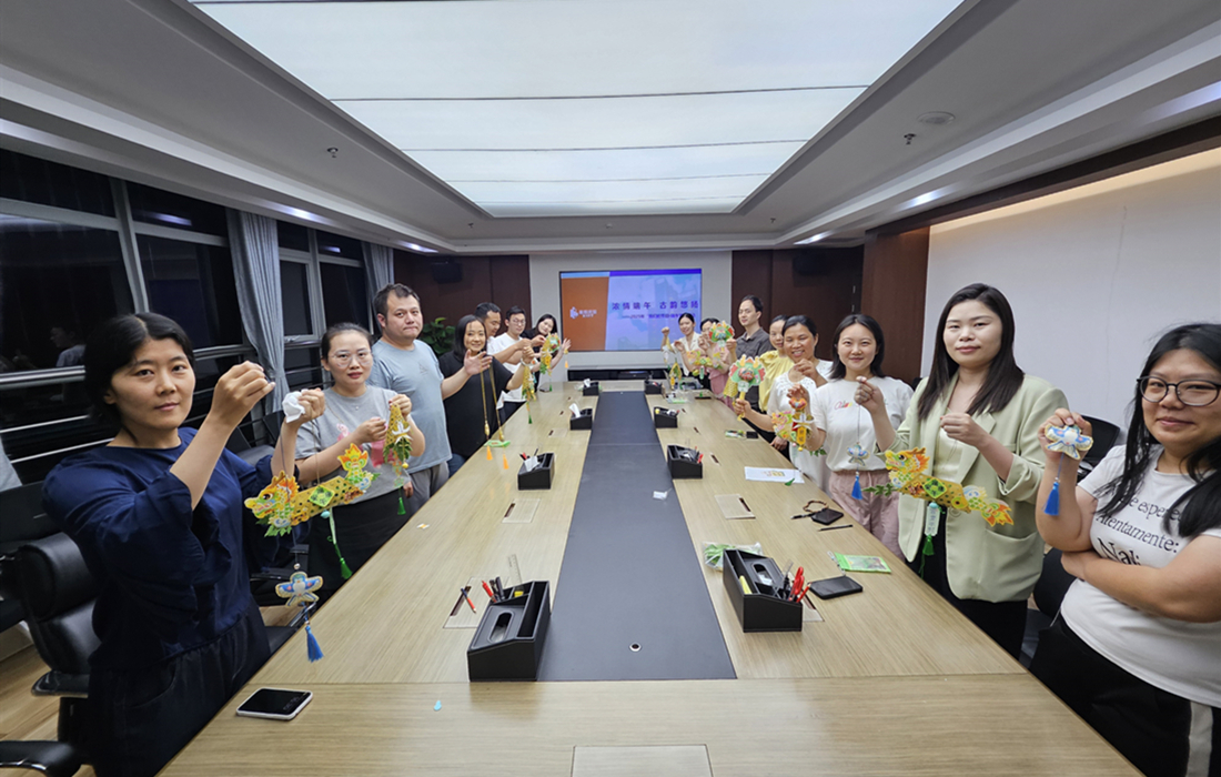 5月29日下午，公司组织员工参与传统手工艺品制作活动2.jpg
