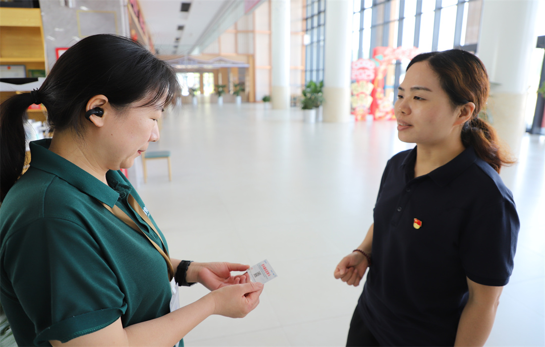 3.襄阳交投纪委工作人员向管理服务对象发放“党风廉政监督卡”.jpg 3.襄阳交投纪委工作人员向管理服务对象发放“党风廉政监督卡”.jpg