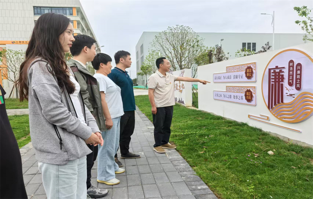 图为国创公司组织参观新建成的廉洁文化长廊.jpg 图为国创公司组织参观新建成的廉洁文化长廊.jpg