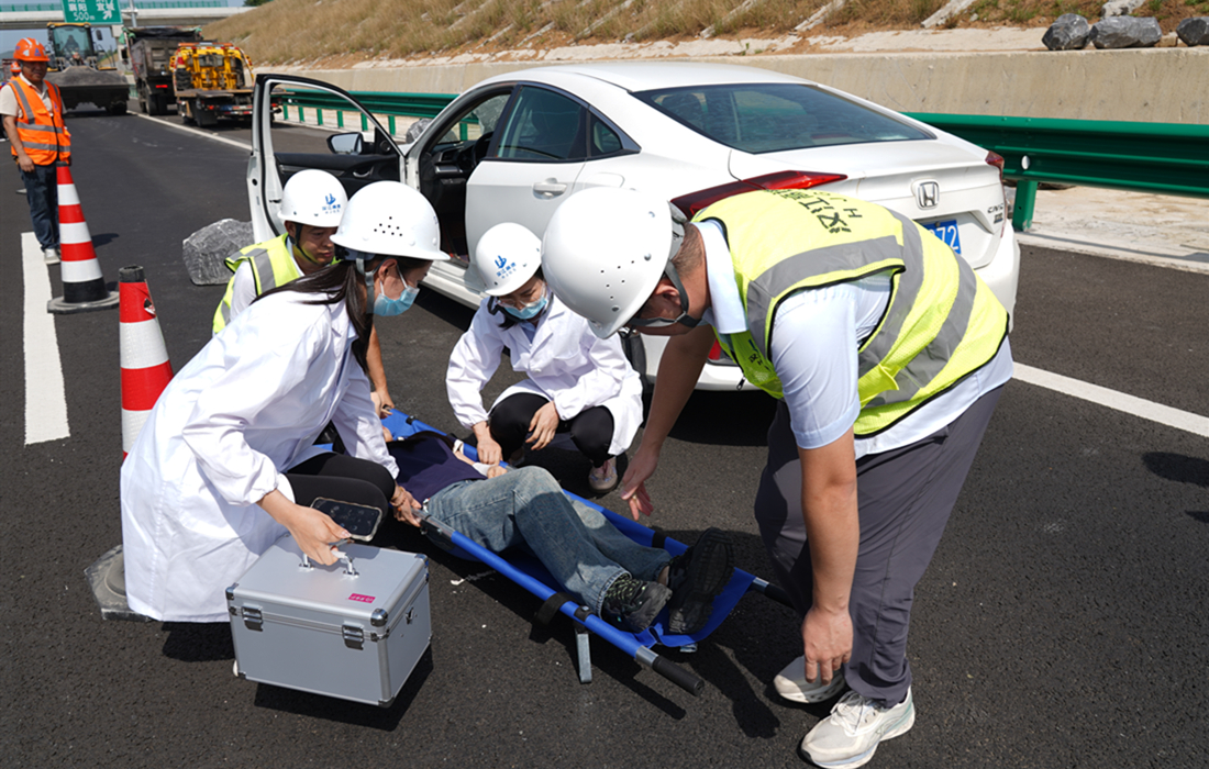 现场演练救援照片.jpg 现场演练救援照片.jpg