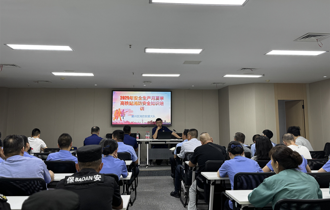 3.消防工作人员开展安全教育讲解.jpg 3.消防工作人员开展安全教育讲解.jpg