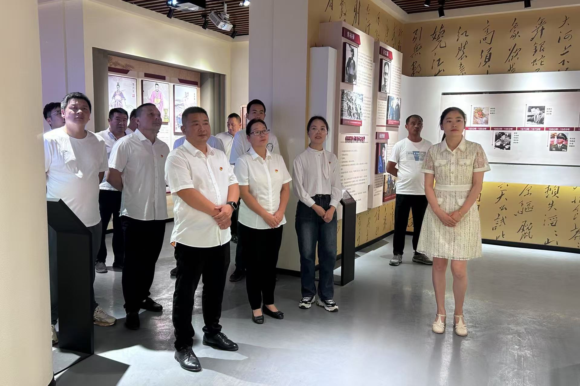 员工们围聚讲解员身边,认真“听”案例剖析与家风故事.jpg 员工们围聚讲解员身边,认真“听”案例剖析与家风故事.jpg