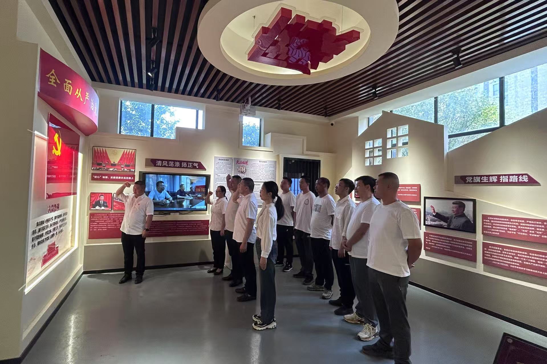 全体党员在党旗下庄严宣誓,以“诺”践行廉洁承诺.jpg 全体党员在党旗下庄严宣誓,以“诺”践行廉洁承诺.jpg