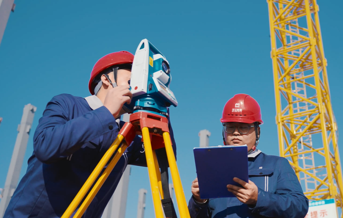 汉江检测工作人员在工地现场进行倾斜度检测_官网4.png
