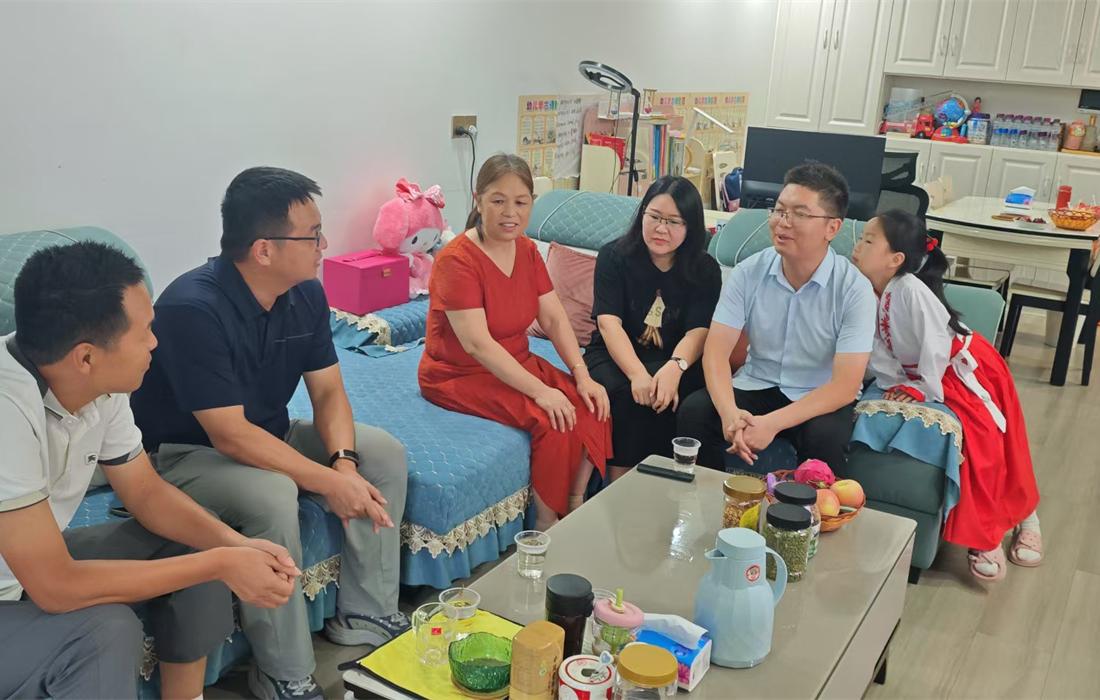 图5 房建分公司纪检人员与职工家属进行座谈.jpg