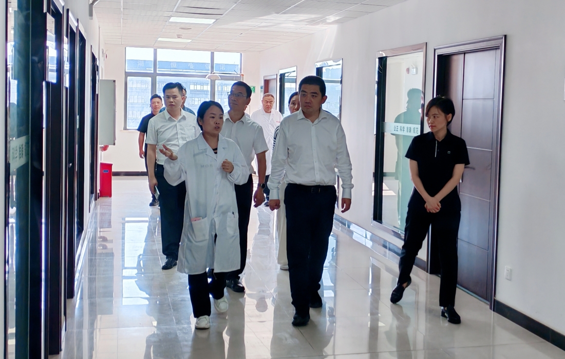 图片：参观实验室_官网.jpg