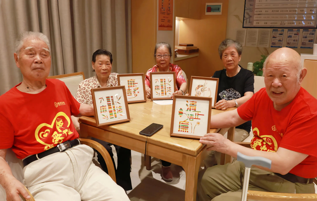 图为恒泰健康纪委在恒泰悦居社区长者照护中心开展“巧手编竹，清风颂廉”非遗竹编画手工活动02 .jpg